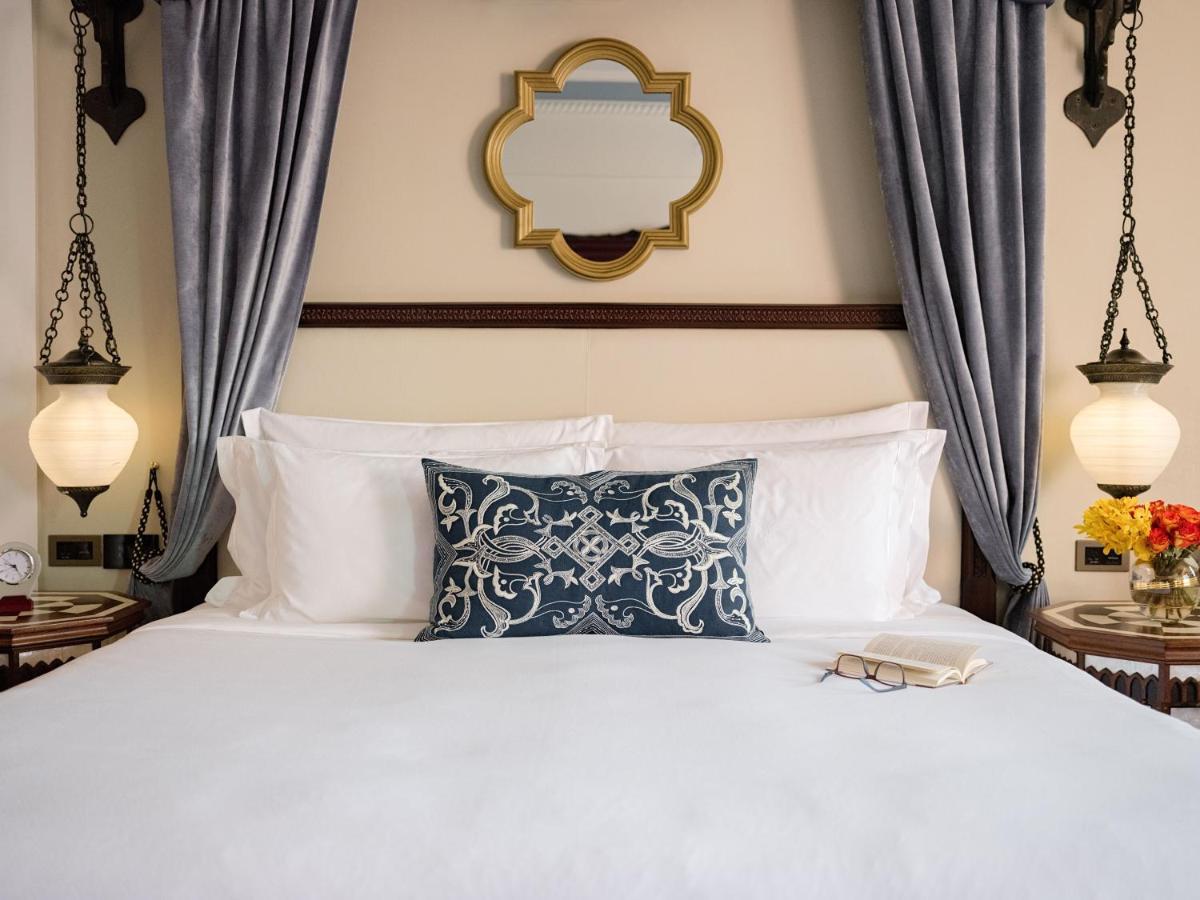 Jumeirah Al Qasr Dubai Ngoại thất bức ảnh A bedroom at the Hotel